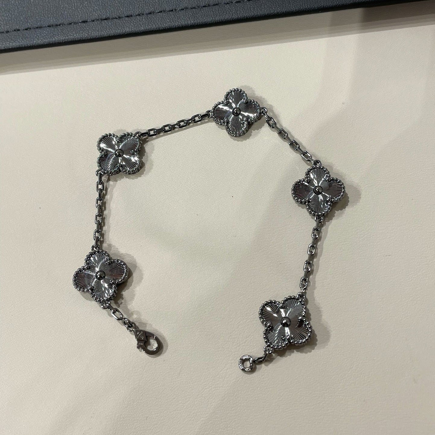 [Vintora]CLOVER 5 MOTIF BLACK BRACELET