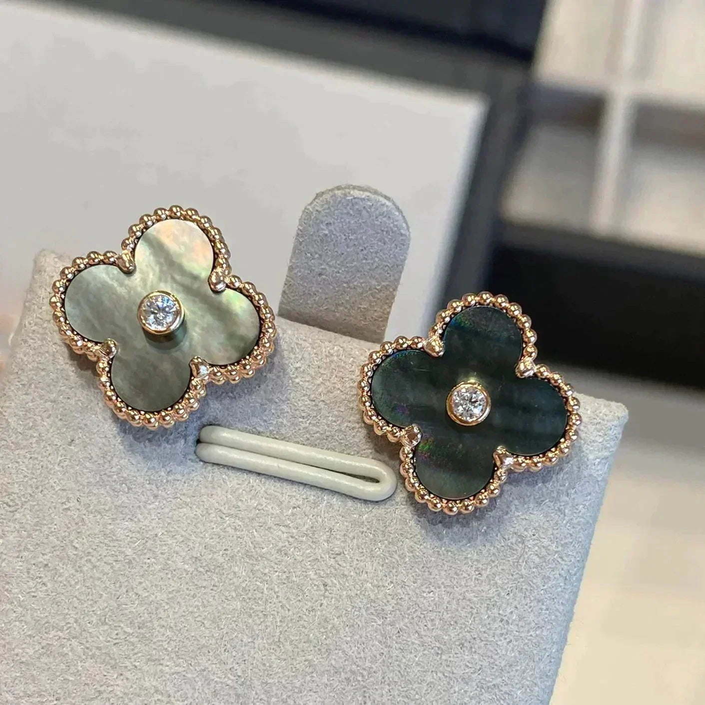 [Vintora]CLOVER MEDIUM 1 MOTIFS GRAY MOP  DIAMOND EARRINGS
