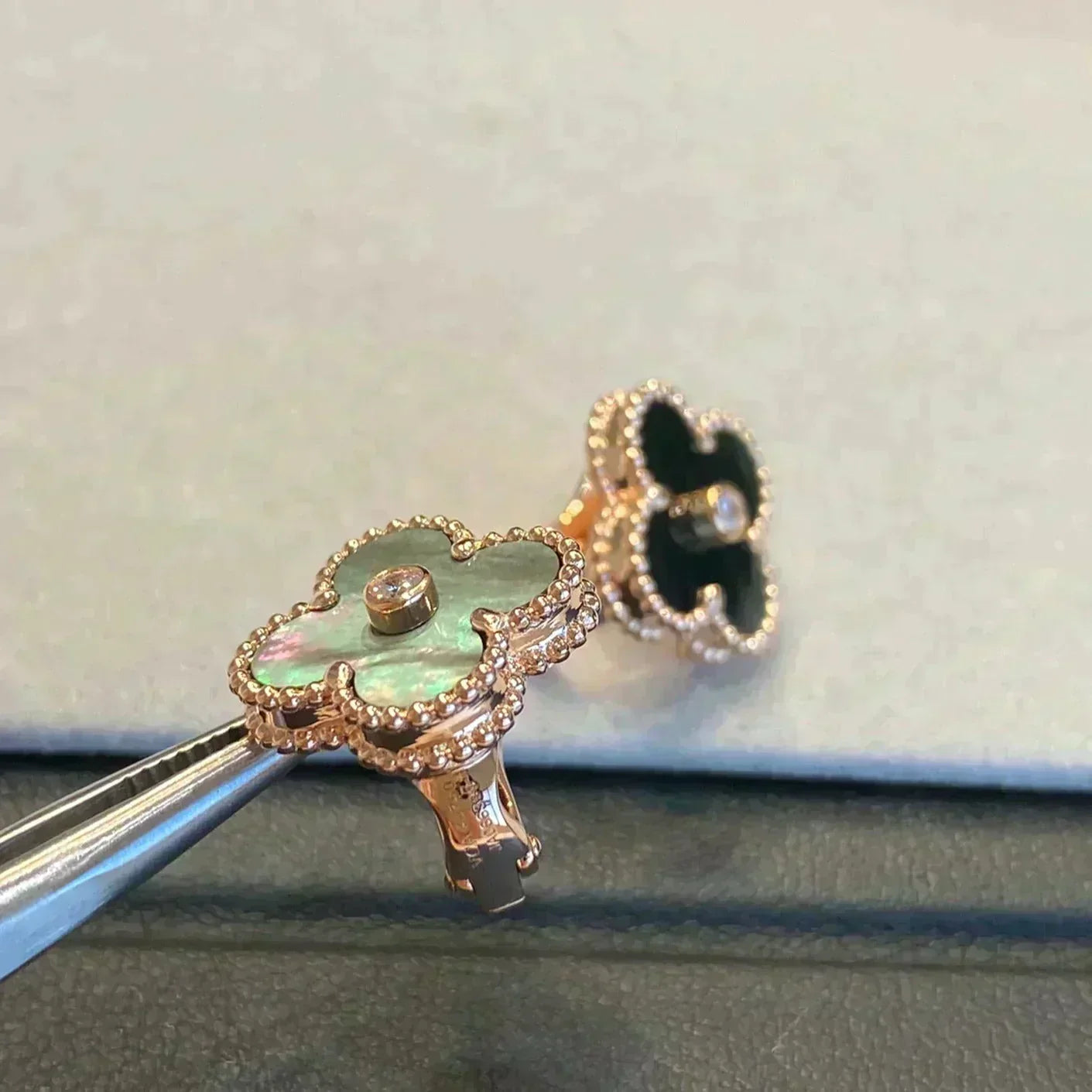 [Vintora]CLOVER MEDIUM 1 MOTIFS GRAY MOP  DIAMOND EARRINGS