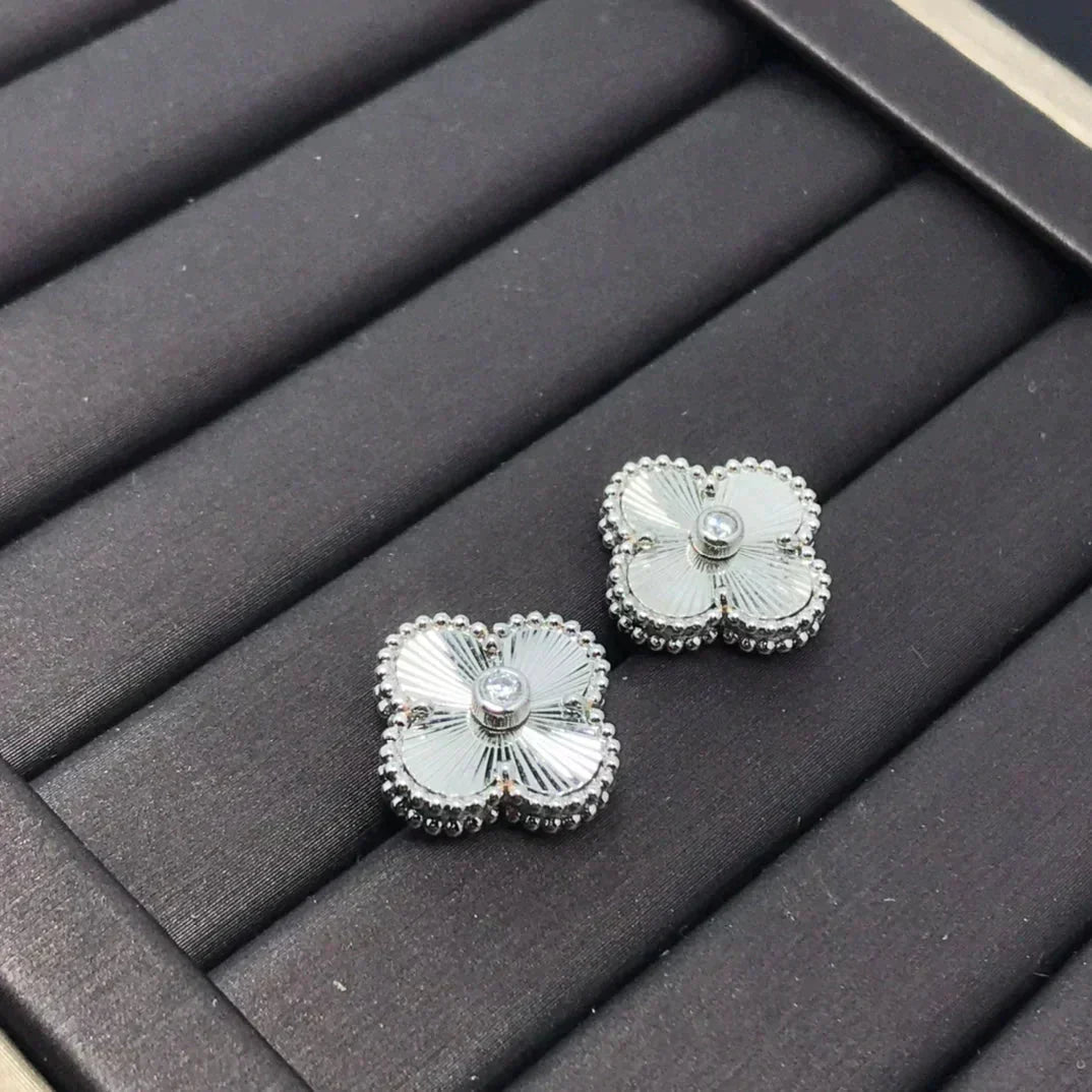 [Vintora]CLOVER MINI 9.5MM LASER EARRINGS