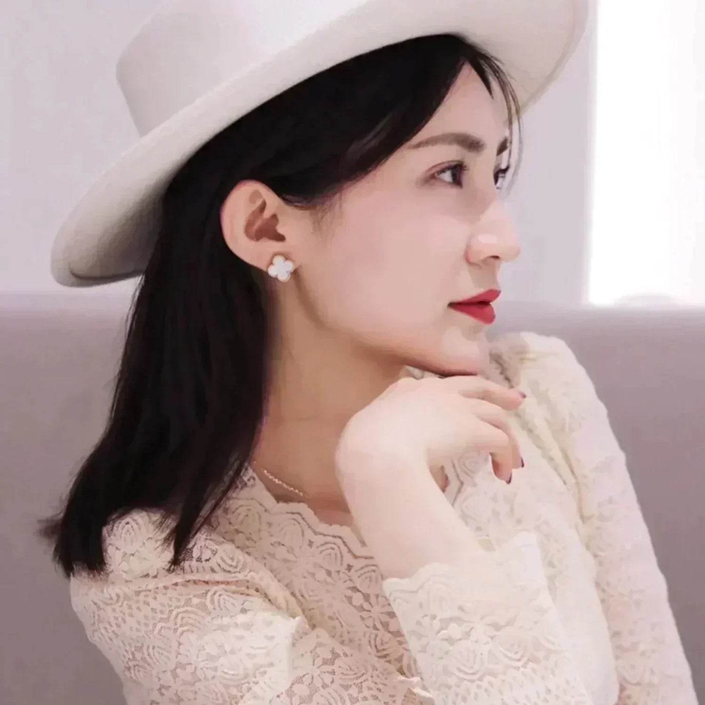 [Vintora]CLOVER MEDIUM 1 MOTIFS  WHITE MOP STUD EARRINGS