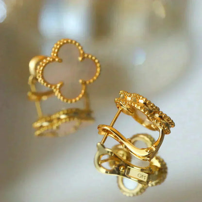 [Vintora]CLOVER MEDIUM 1 MOTIFS  WHITE MOP STUD EARRINGS