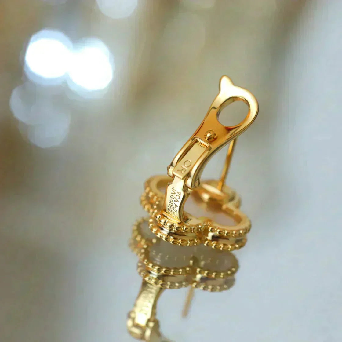 [Vintora]CLOVER MEDIUM 1 MOTIFS  WHITE MOP STUD EARRINGS