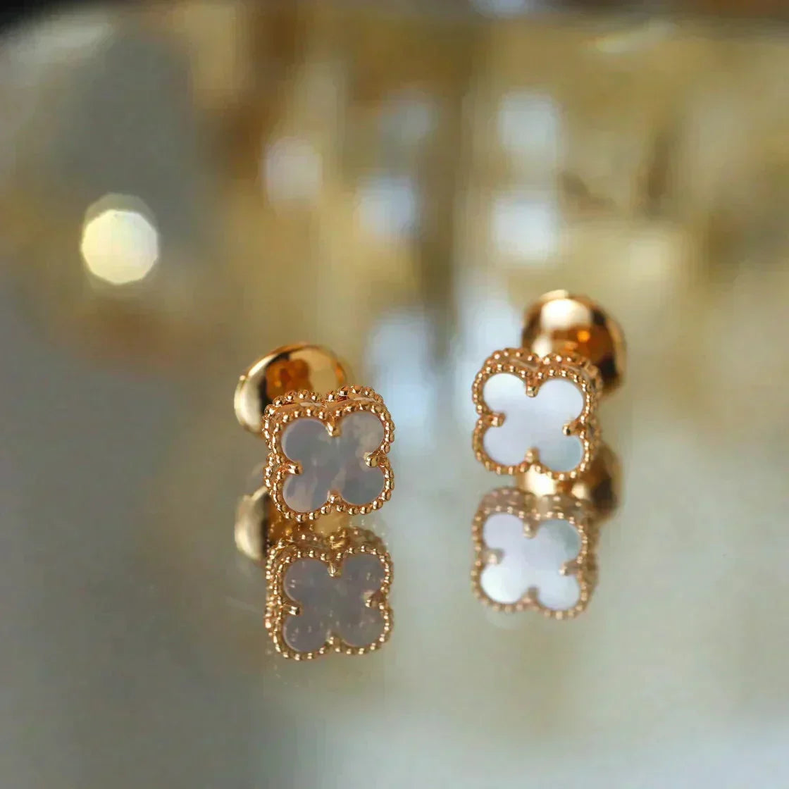 [Vintora]CLOVER MINI 9.5MM WHITE MOP EARRINGS