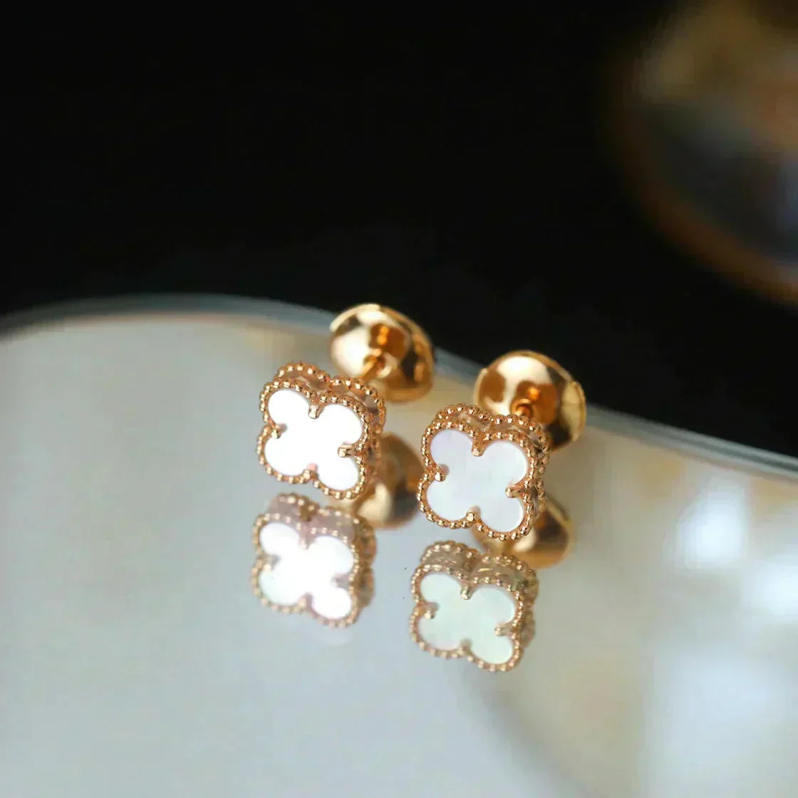 [Vintora]CLOVER MINI 9.5MM WHITE MOP EARRINGS