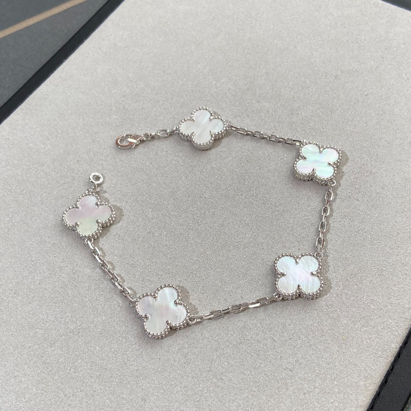 [Vintora]CLOVER WHITE PEARL MOP 5 MOTIF BRACELET COLLECTION