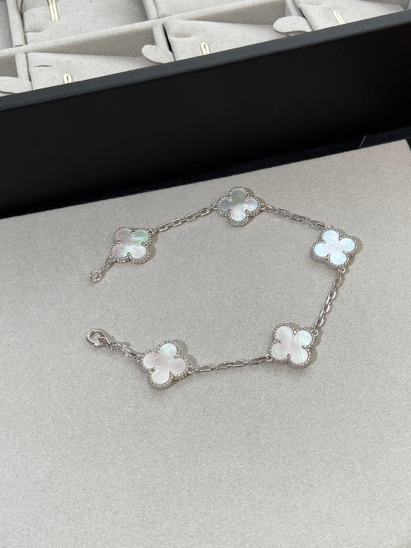 [Vintora]CLOVER WHITE PEARL MOP 5 MOTIF BRACELET COLLECTION