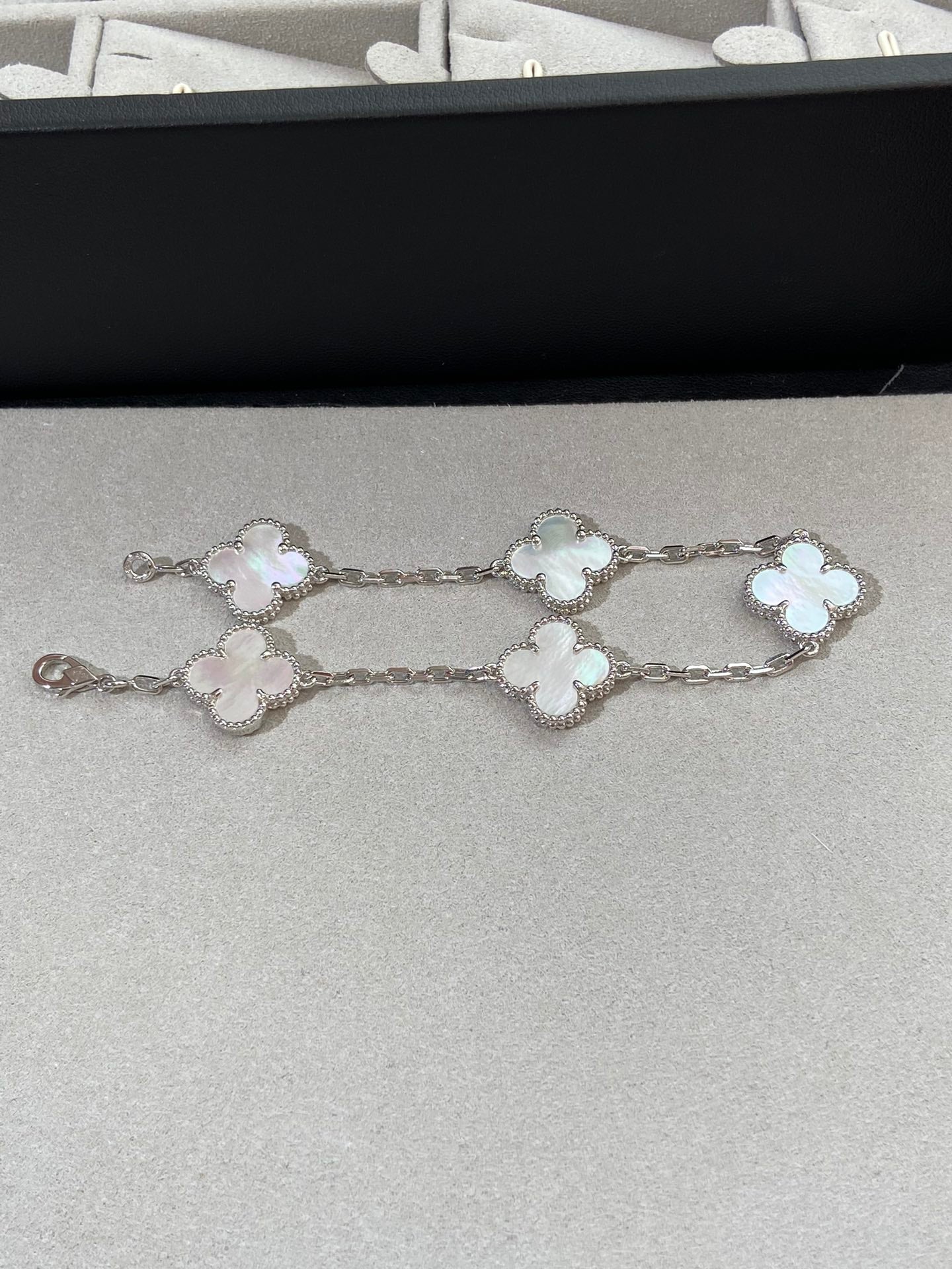 [Vintora]CLOVER WHITE PEARL MOP 5 MOTIF BRACELET COLLECTION