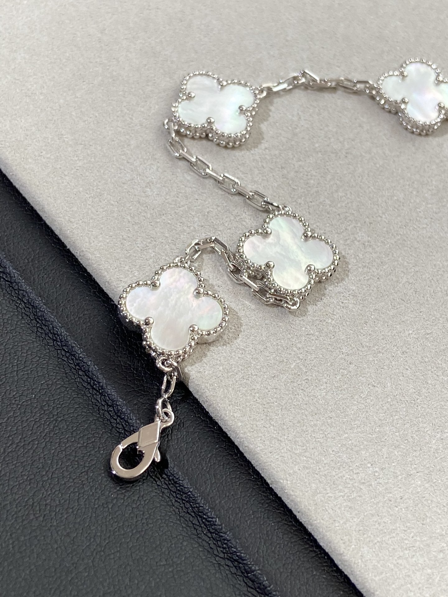[Vintora]CLOVER WHITE PEARL MOP 5 MOTIF BRACELET COLLECTION