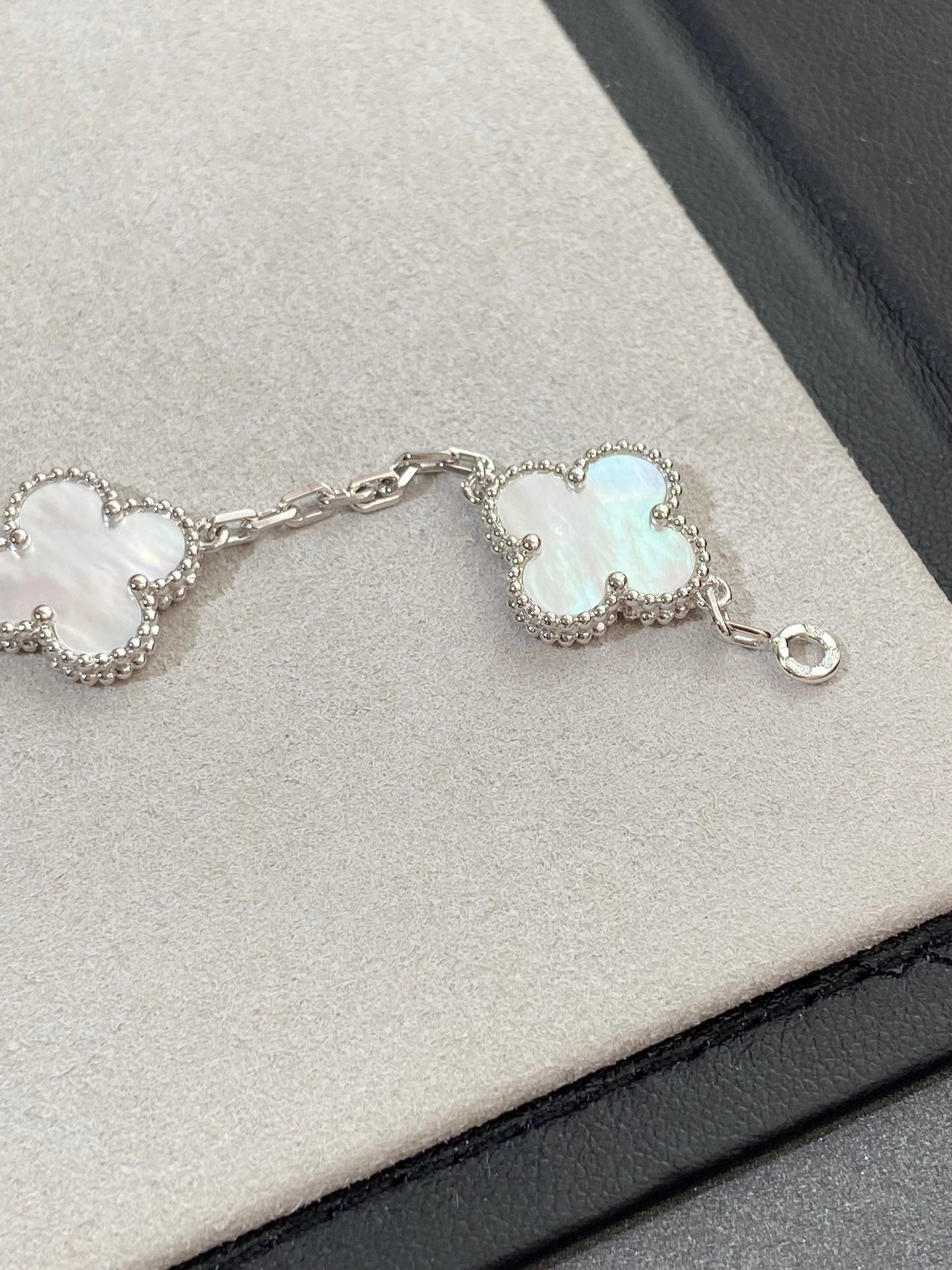 [Vintora]CLOVER WHITE PEARL MOP 5 MOTIF BRACELET COLLECTION
