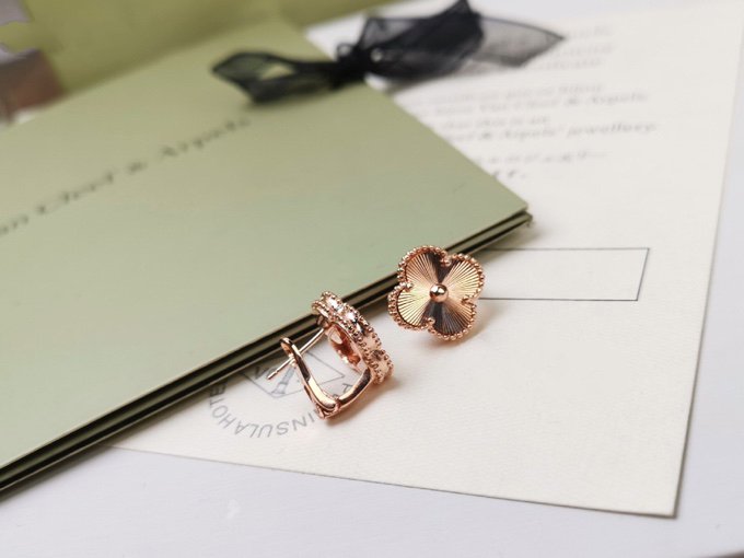 [Vintora]CLOVER MEDIUM STUD EARRINGS
