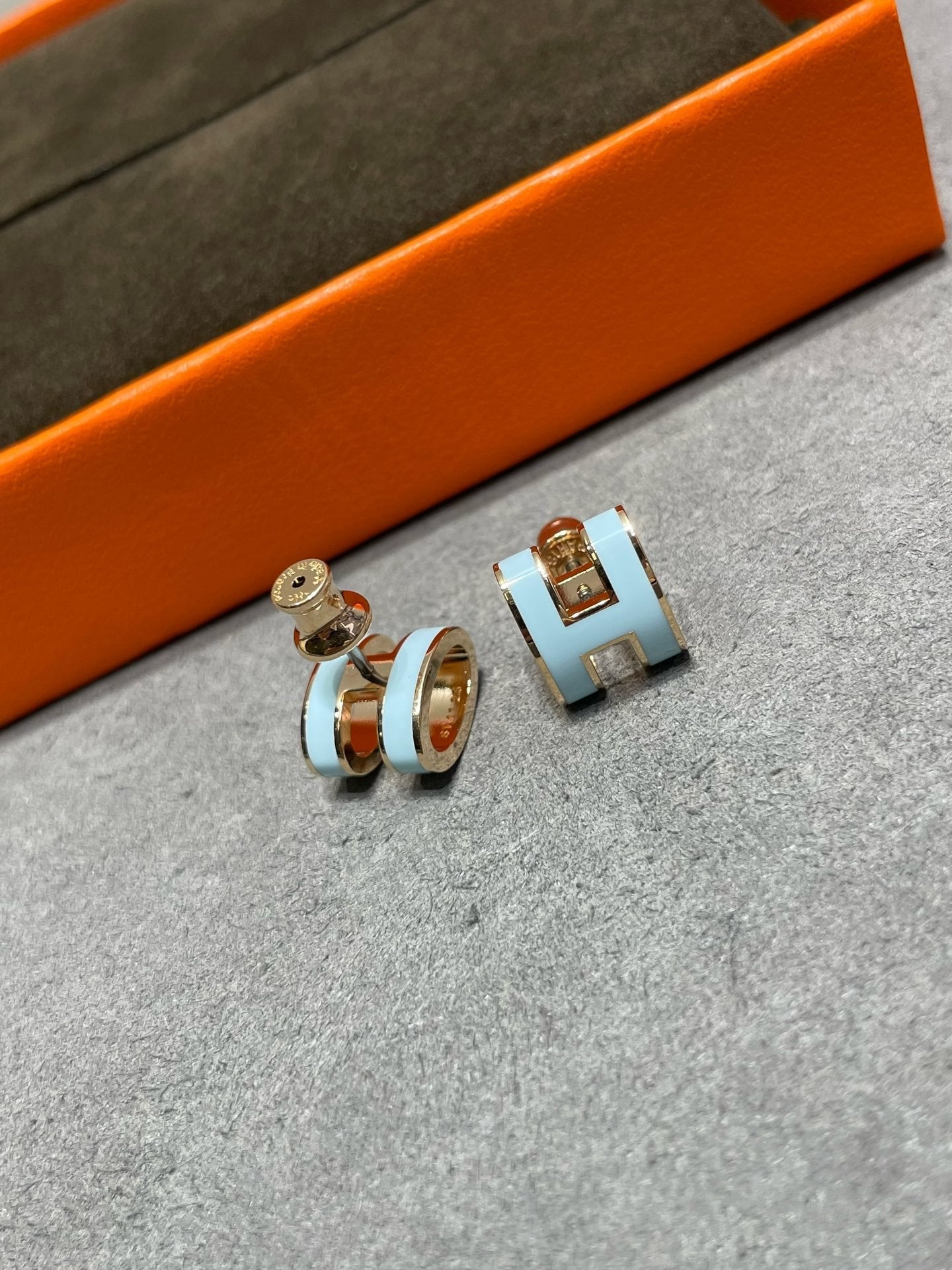 [Vintora]POP H SKY BLUE STUD EARRINGS