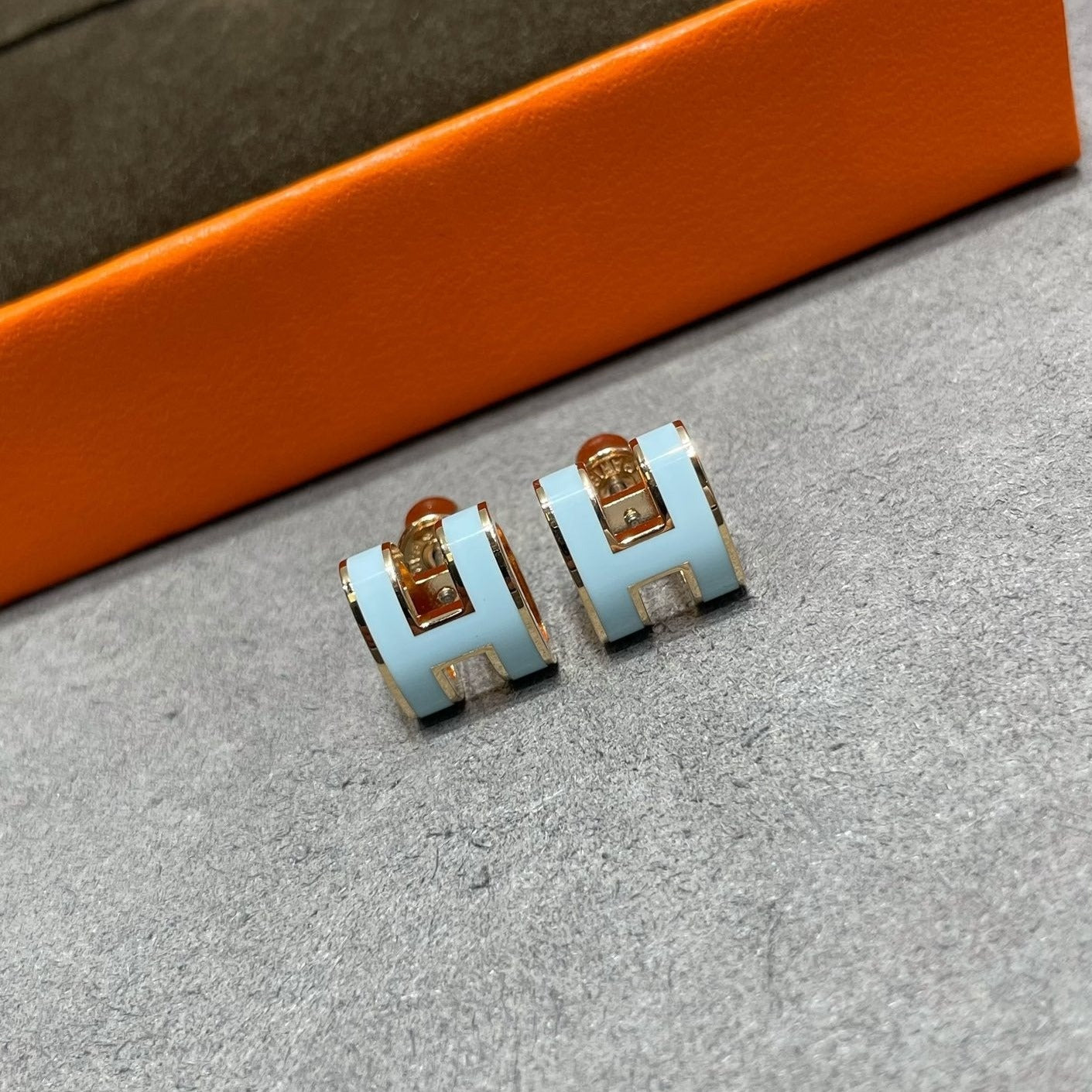 [Vintora]POP H SKY BLUE STUD EARRINGS
