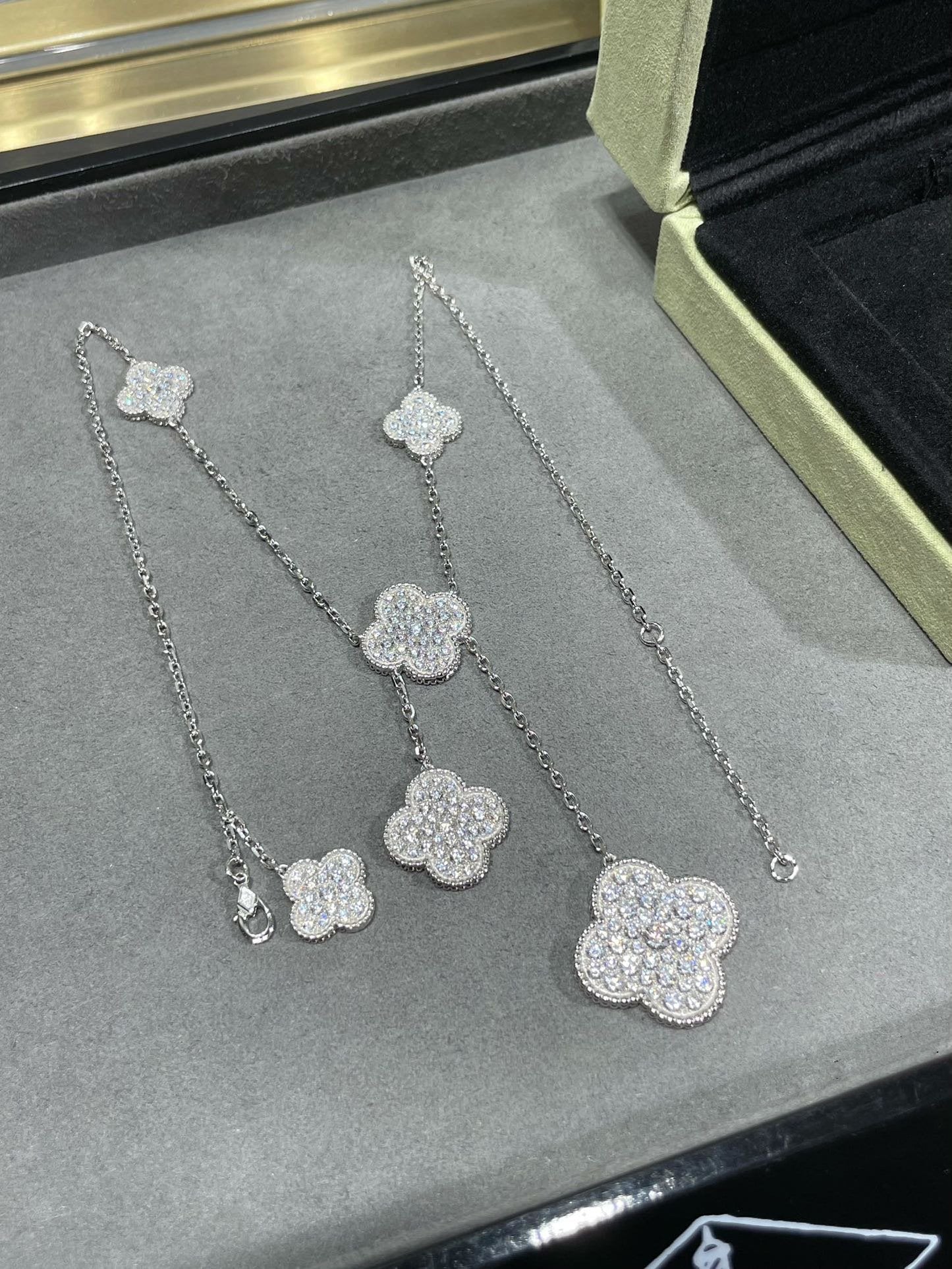 [Vintora]CLOVER 6 MOTIF DIAMOND PAVED NECKLACE