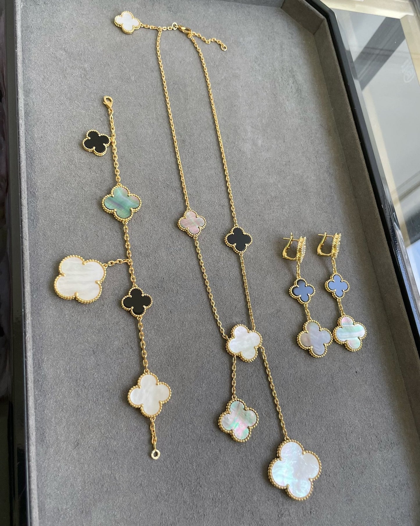 [Vintora]CLOVER 3 MOTIF MOP ONYX DARK MOP PINK GOLD EARRINGS
