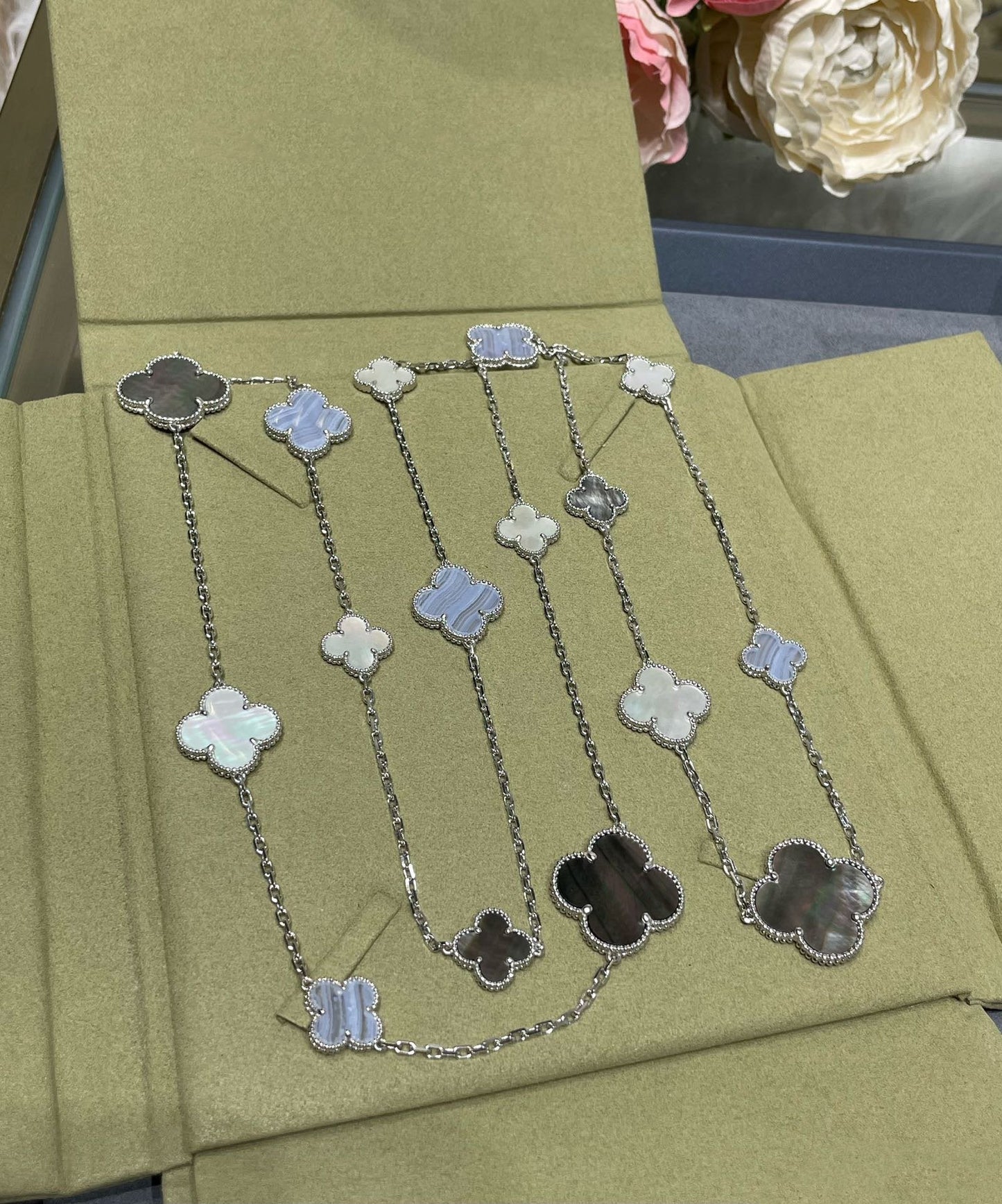 [Vintora]CLOVER 16 MOTIF CHALCEDONY MOP SILVER NECKLACE