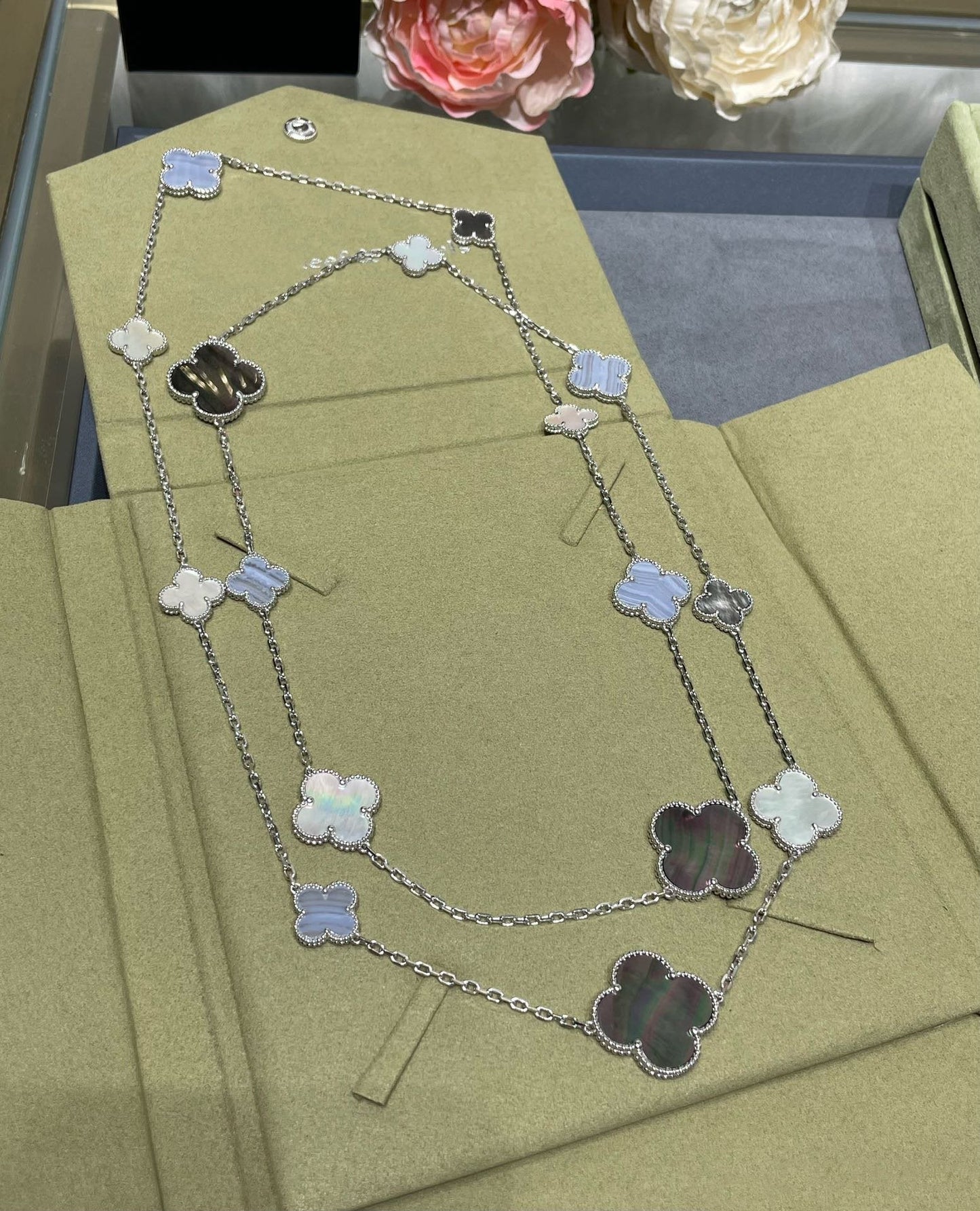 [Vintora]CLOVER 16 MOTIF CHALCEDONY MOP SILVER NECKLACE