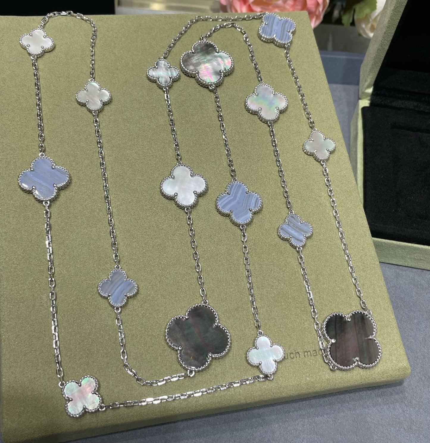 [Vintora]CLOVER 16 MOTIF CHALCEDONY MOP SILVER NECKLACE