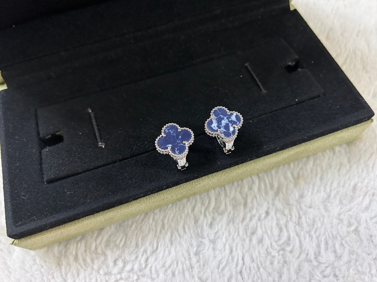 [Vintora]CLOVER PIETERSITE MEDIUM STUD EARRINGS