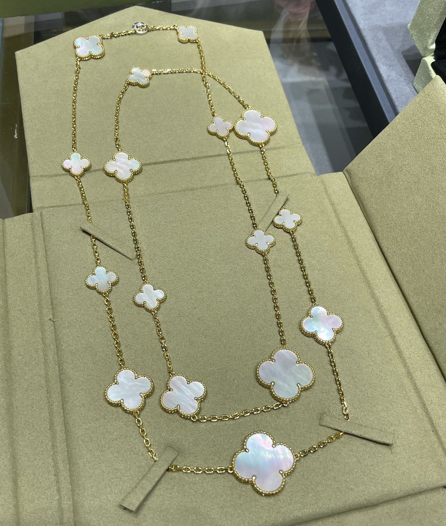 [Vintora]CLOVER 16 MOTIF WHITE MOP GOLD NECKLACE