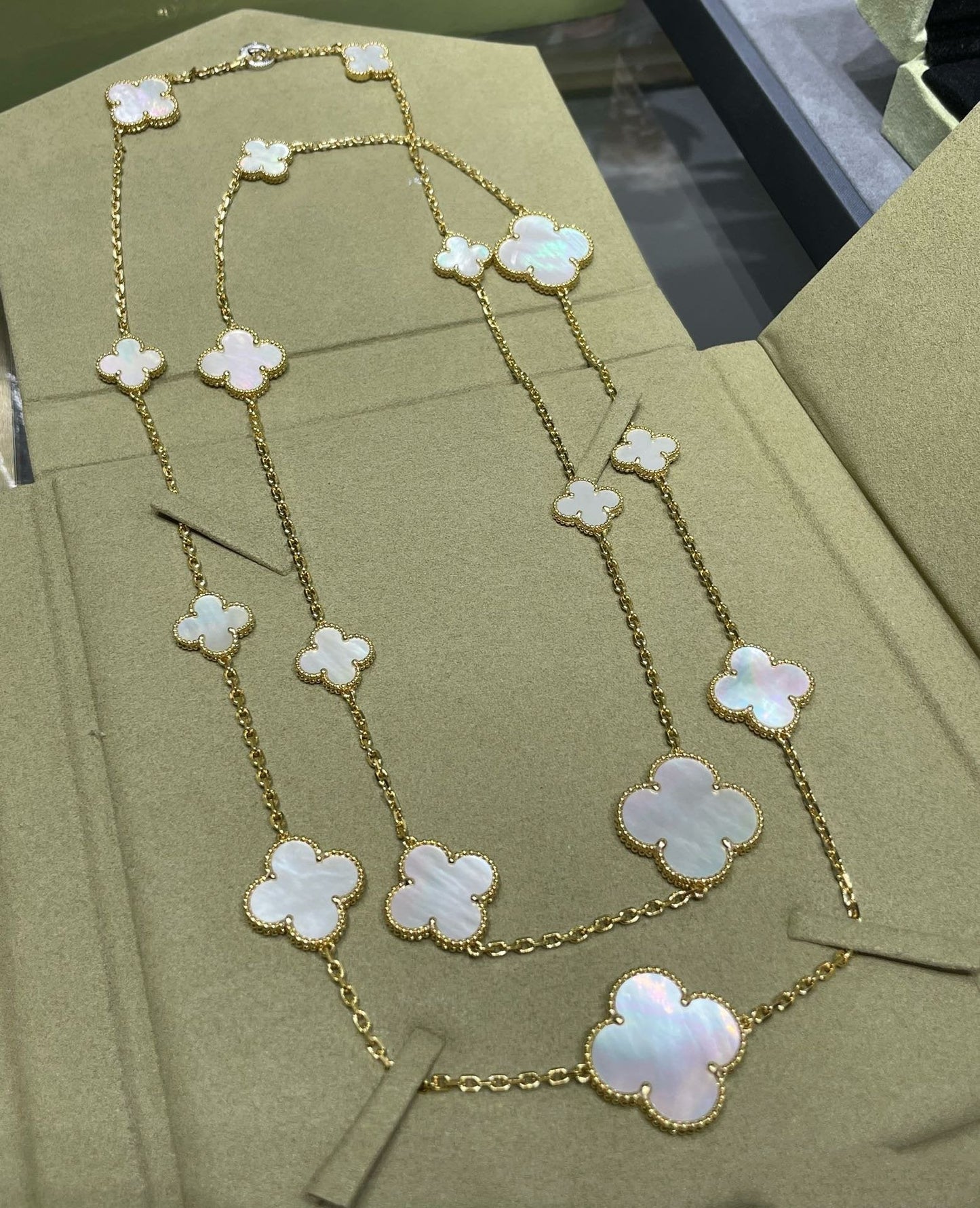 [Vintora]CLOVER 16 MOTIF WHITE MOP GOLD NECKLACE