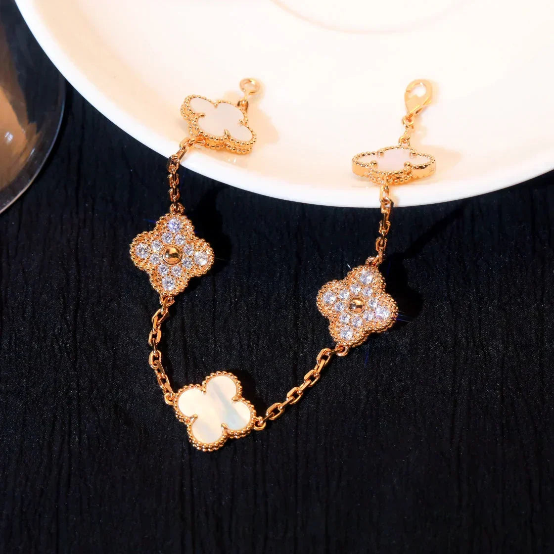 [Vintora]CLOVER WHITE PEARL MOP 5 MOTIF BRACELET COLLECTION