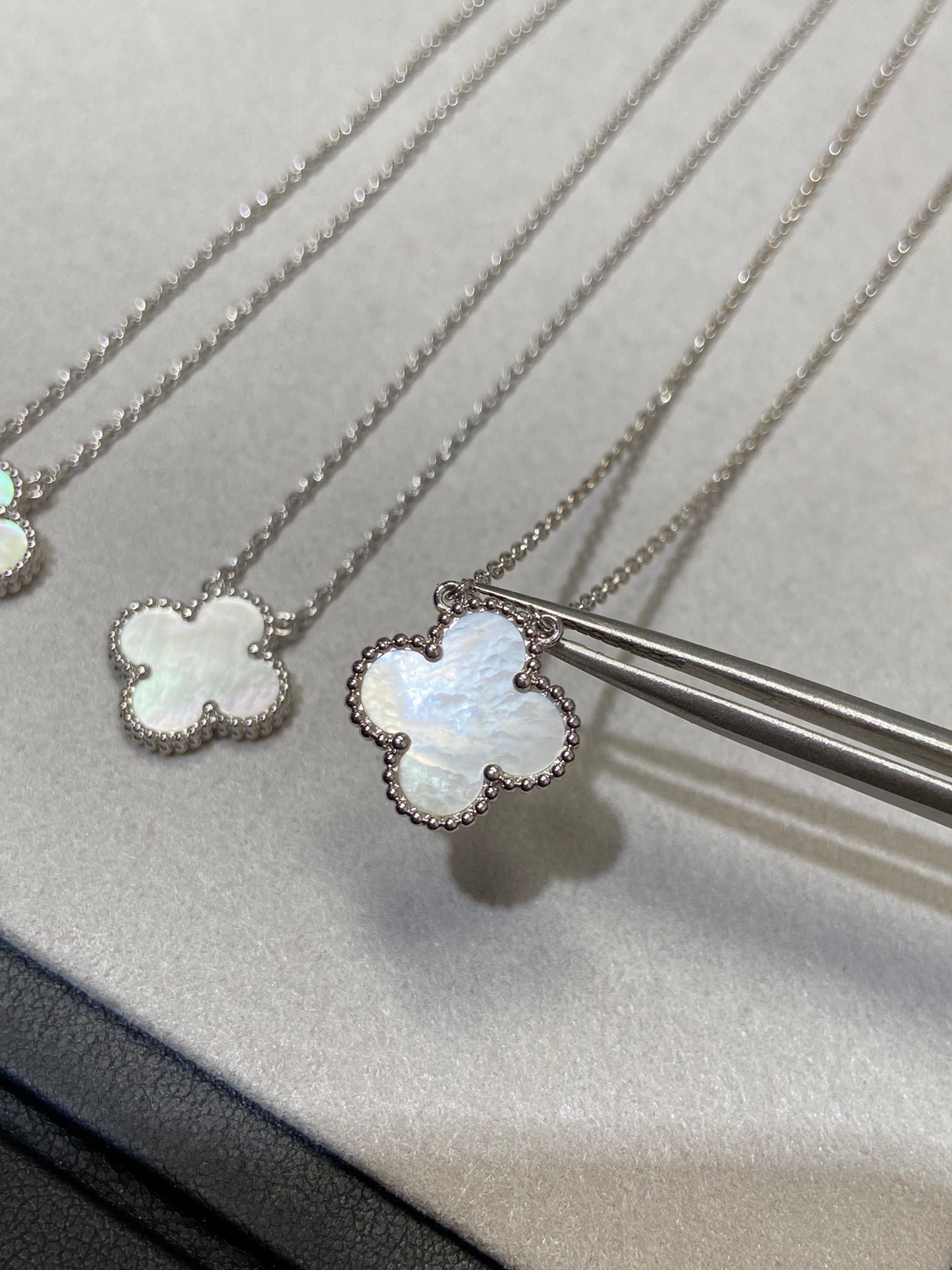 [Vintora]CLOVER MEDIUM SILVER WHITE MOP NECKLACE