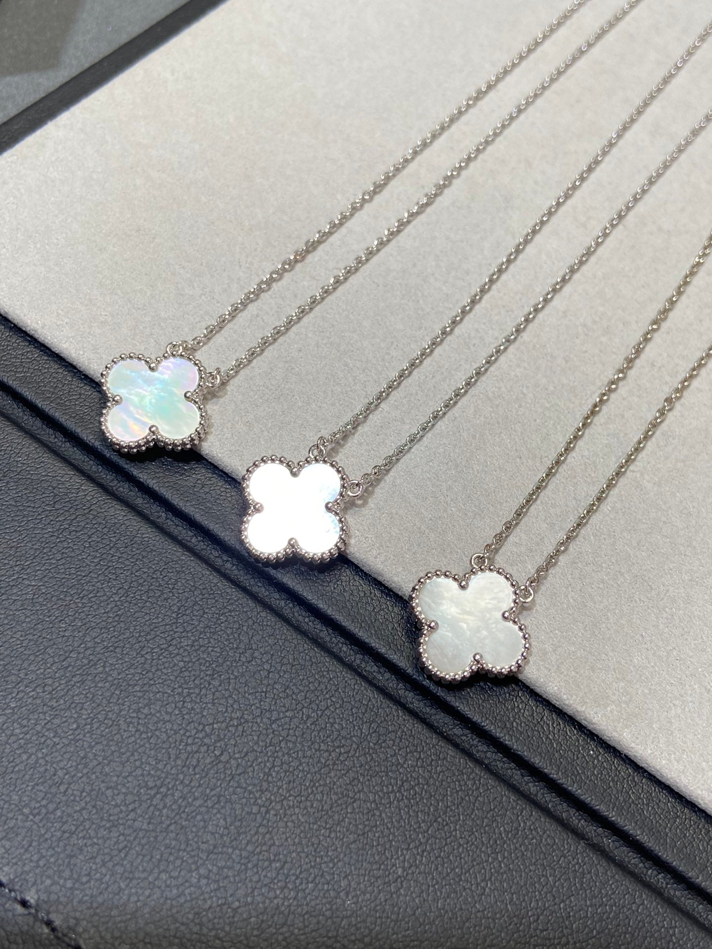 [Vintora]CLOVER MEDIUM SILVER WHITE MOP NECKLACE
