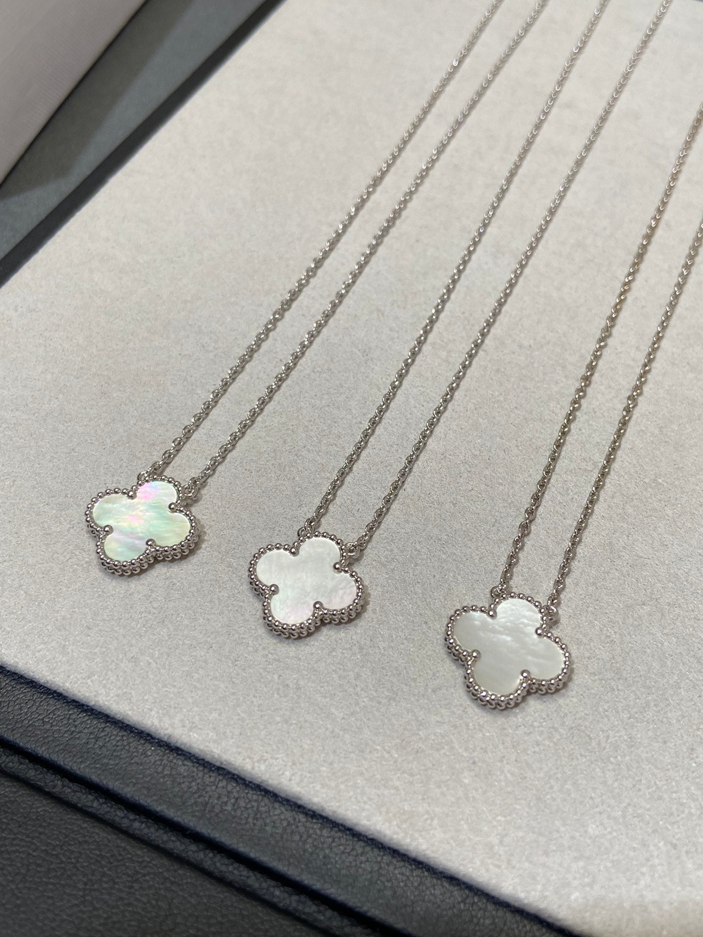 [Vintora]CLOVER MEDIUM SILVER WHITE MOP NECKLACE