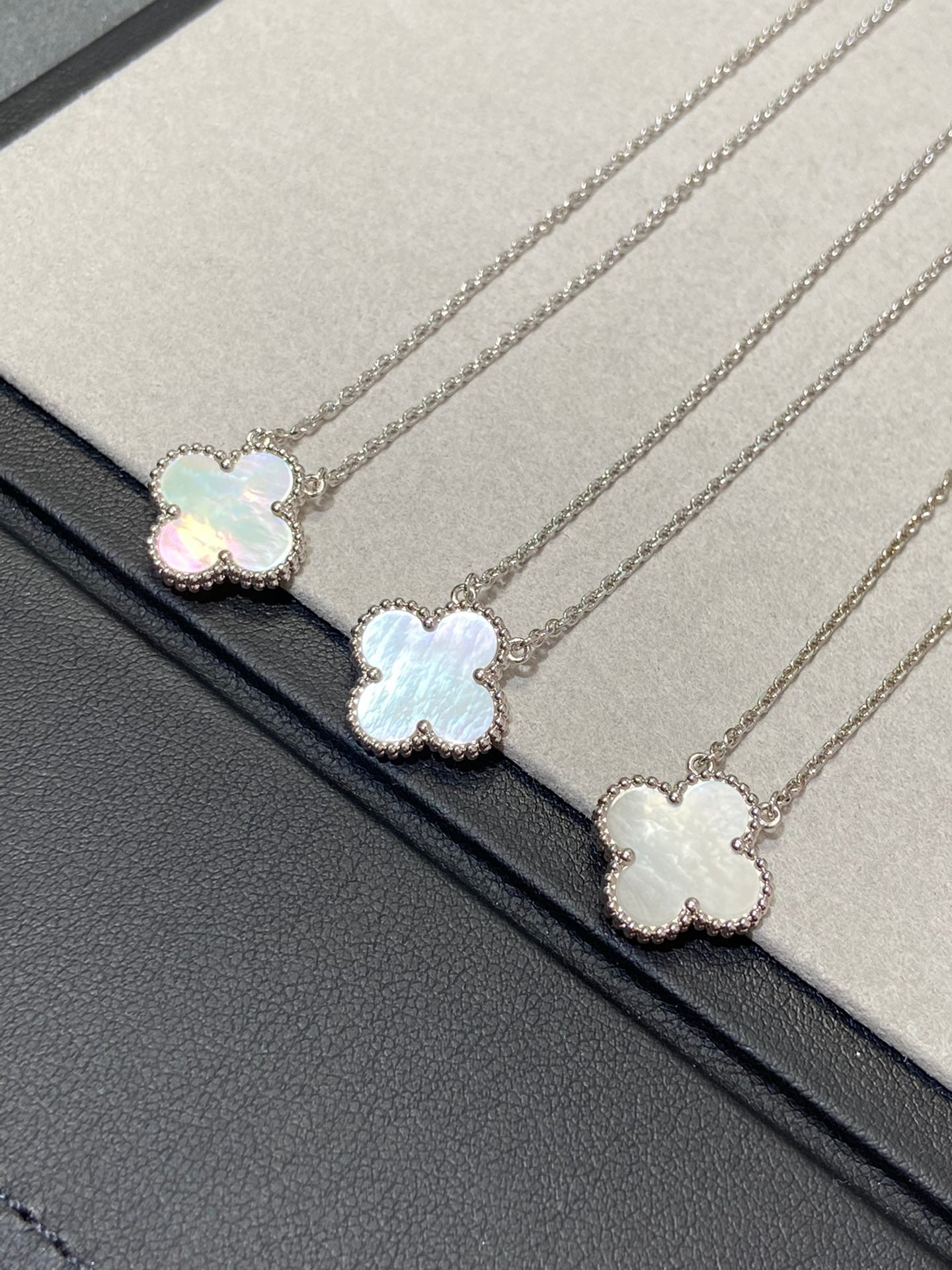 [Vintora]CLOVER MEDIUM SILVER WHITE MOP NECKLACE