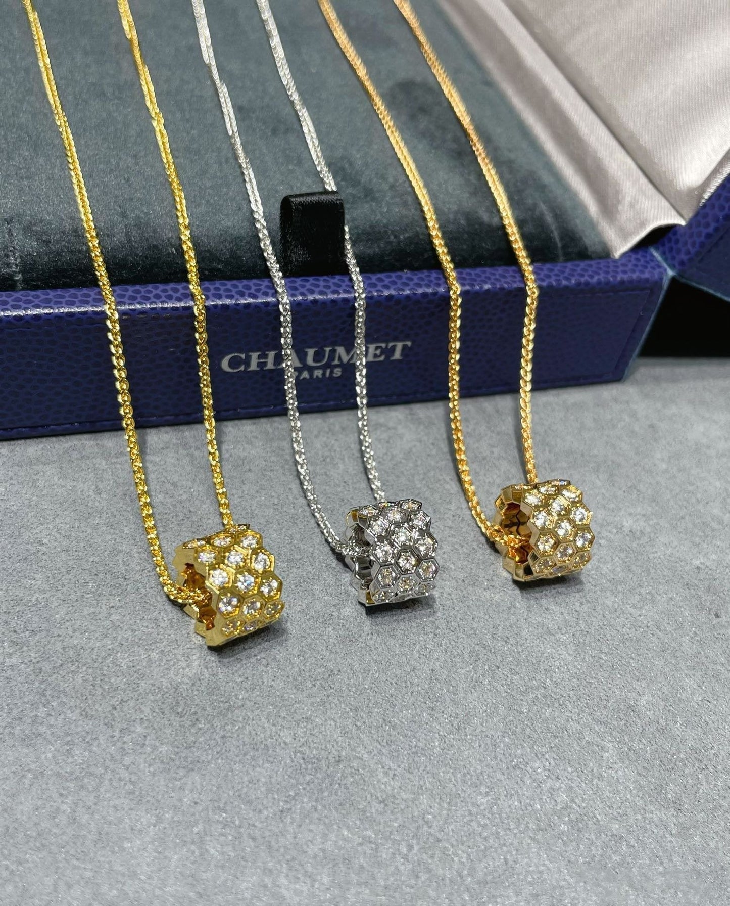 [Vintora]BEE LOVE DIAMOND PAVED 3 ROW NECKLACE