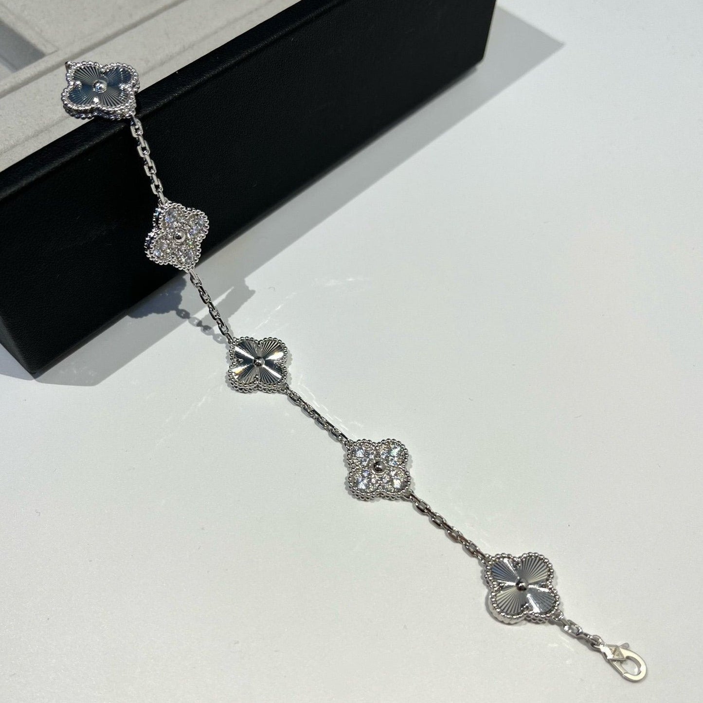 [Vintora] CLOVER 5 MOTIF LASER BRACELET COLLECTION
