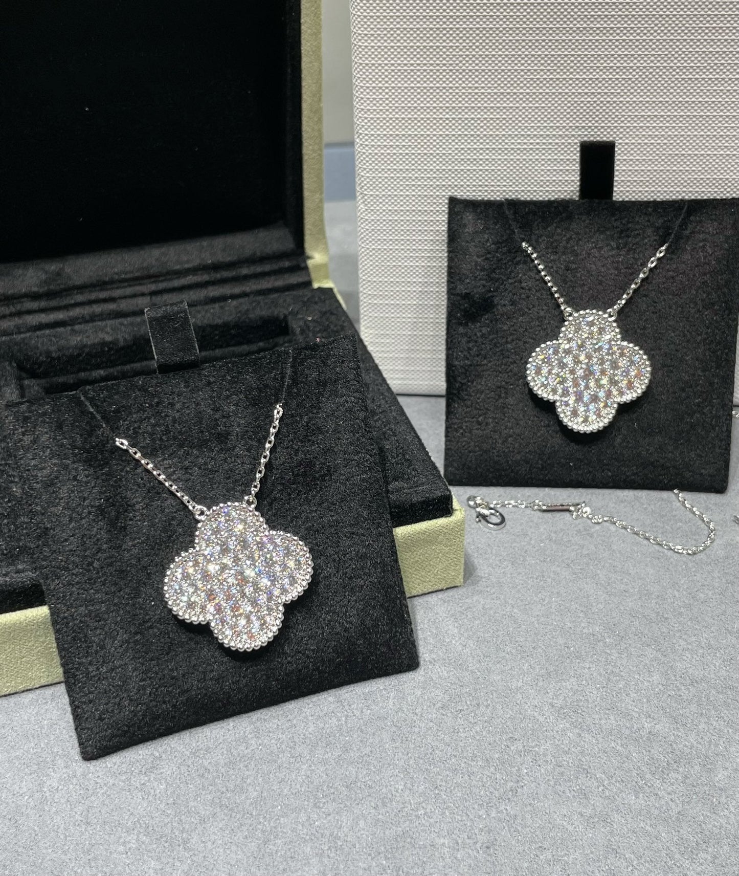 [Vintora]CLOVER 25MM LARGE PENDANT DIAMOND PAVED SILVER NECKLACE