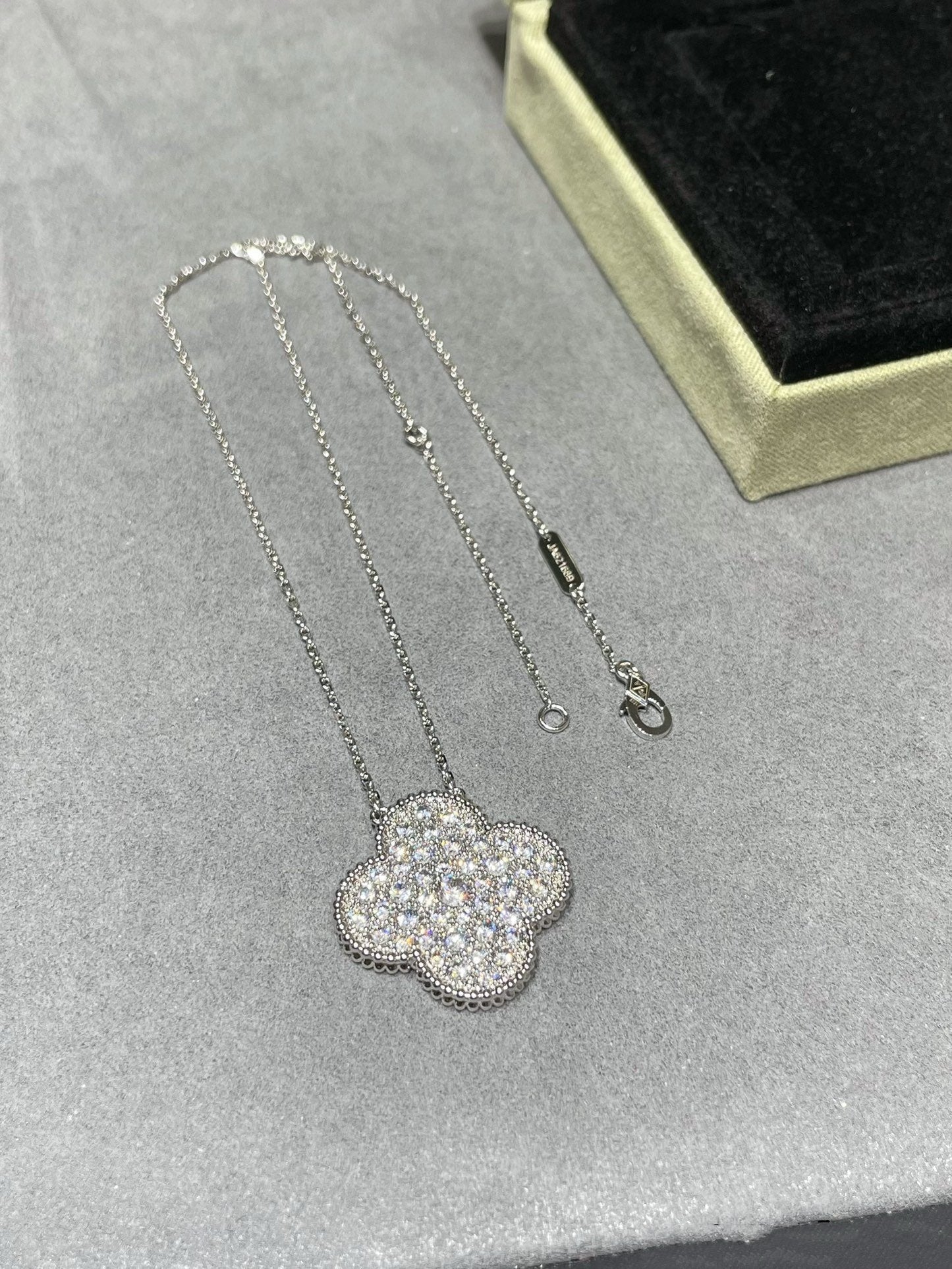 [Vintora]CLOVER 25MM LARGE PENDANT DIAMOND PAVED SILVER NECKLACE