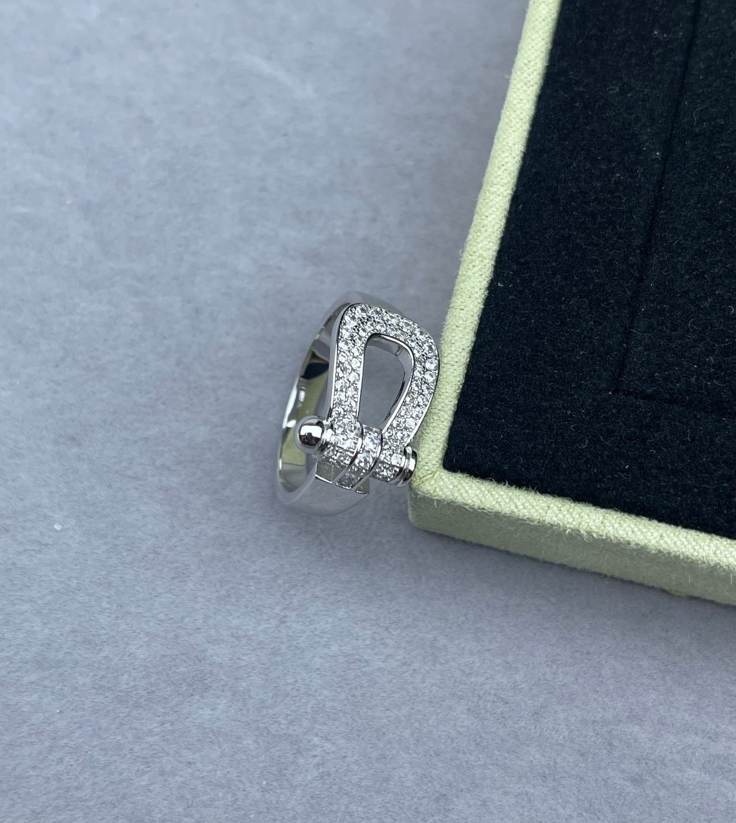 [Vintora]Wide Hoof-Shaped Diamond-Studded Ring