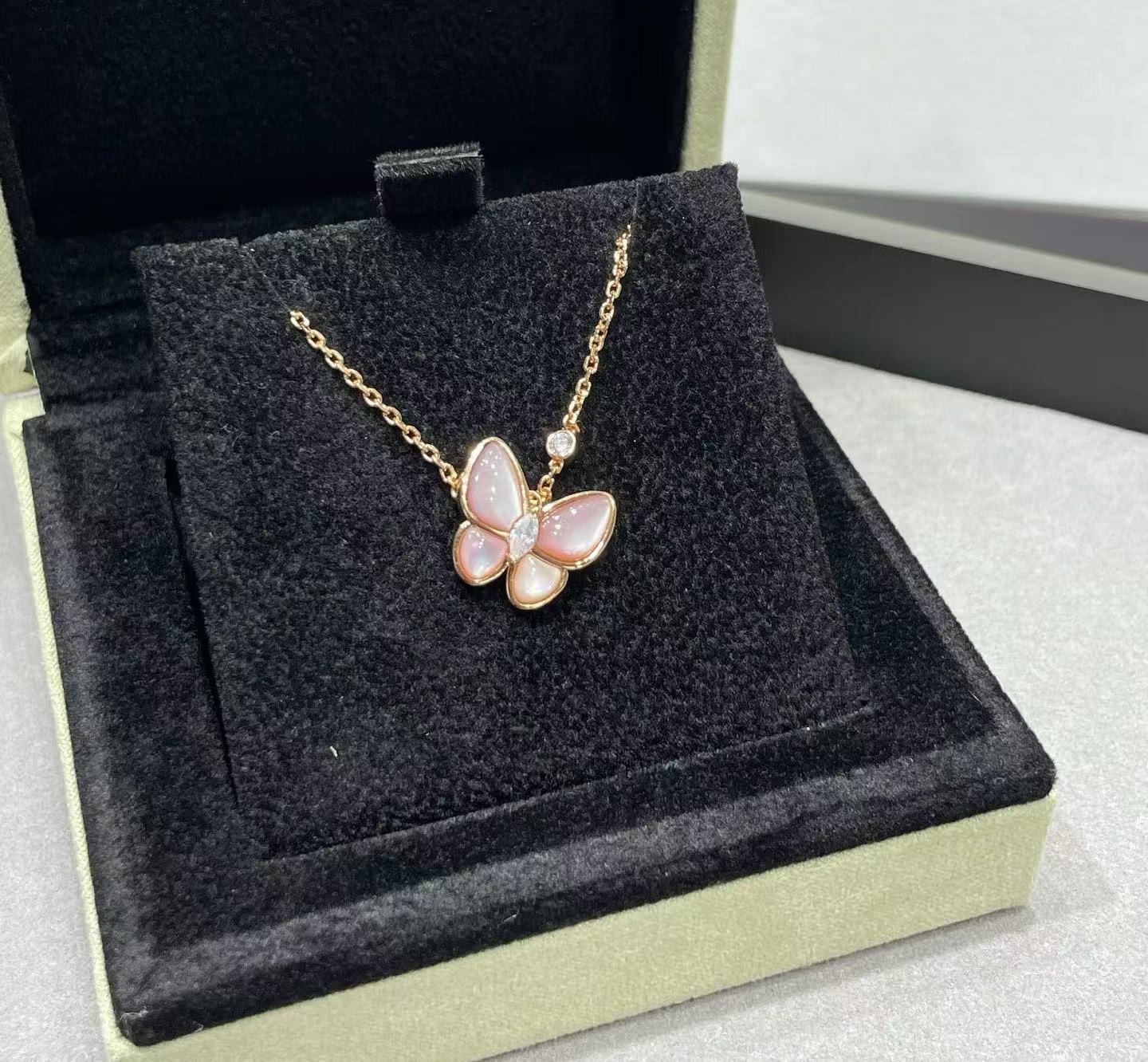 [Vintora]BUTTERFLY PINK MOTHER-OF-PEARL DIAMOND NECKLACE