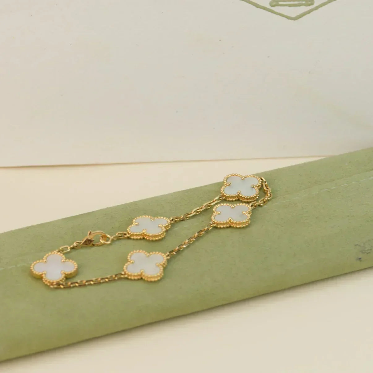 [Vintora]CLOVER WHITE PEARL MOP 5 MOTIF BRACELET COLLECTION