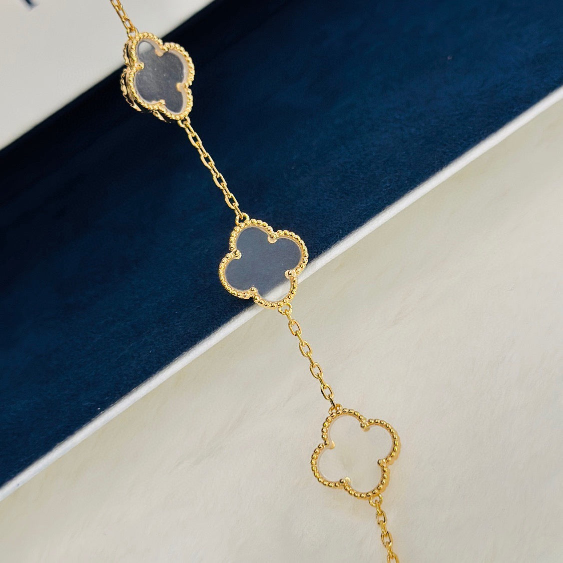 [Vintora]CLOVER 5 MOTIF ROCK CRYSTAL BRACELET