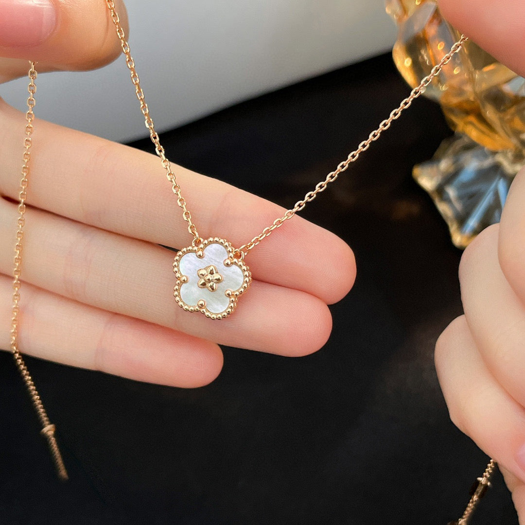 [Vintora]LUCKY  WHITE MOP  PLUM BLOSSOM NECKLACE