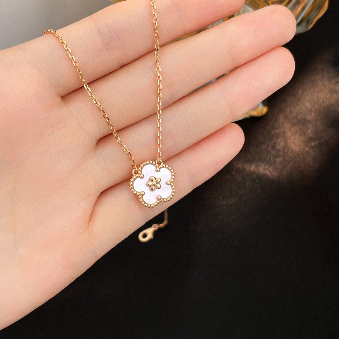 [Vintora]LUCKY  WHITE MOP  PLUM BLOSSOM NECKLACE