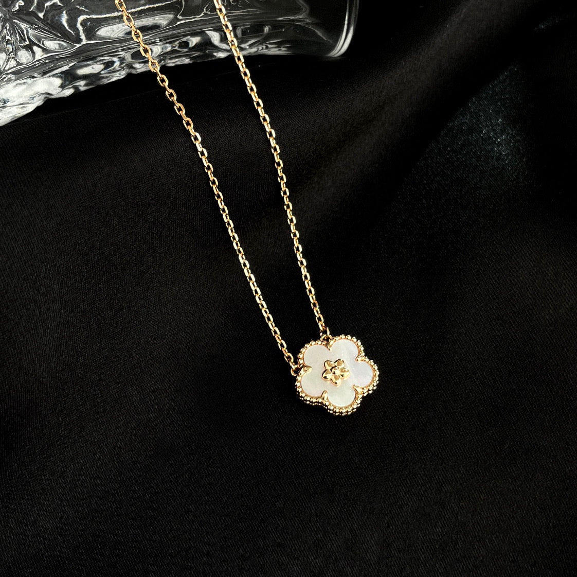 [Vintora]LUCKY  WHITE MOP  PLUM BLOSSOM NECKLACE