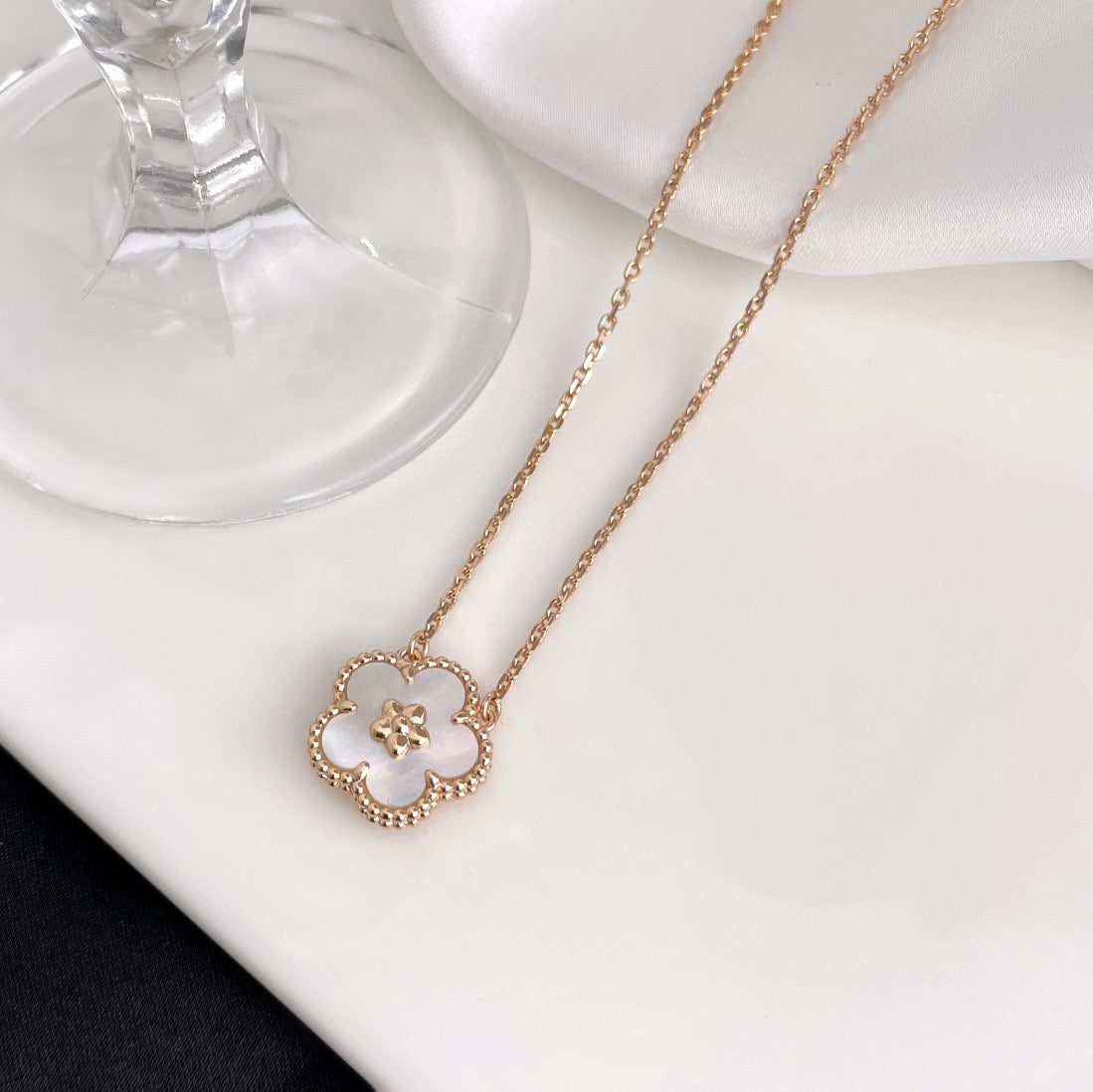 [Vintora]LUCKY  WHITE MOP  PLUM BLOSSOM NECKLACE