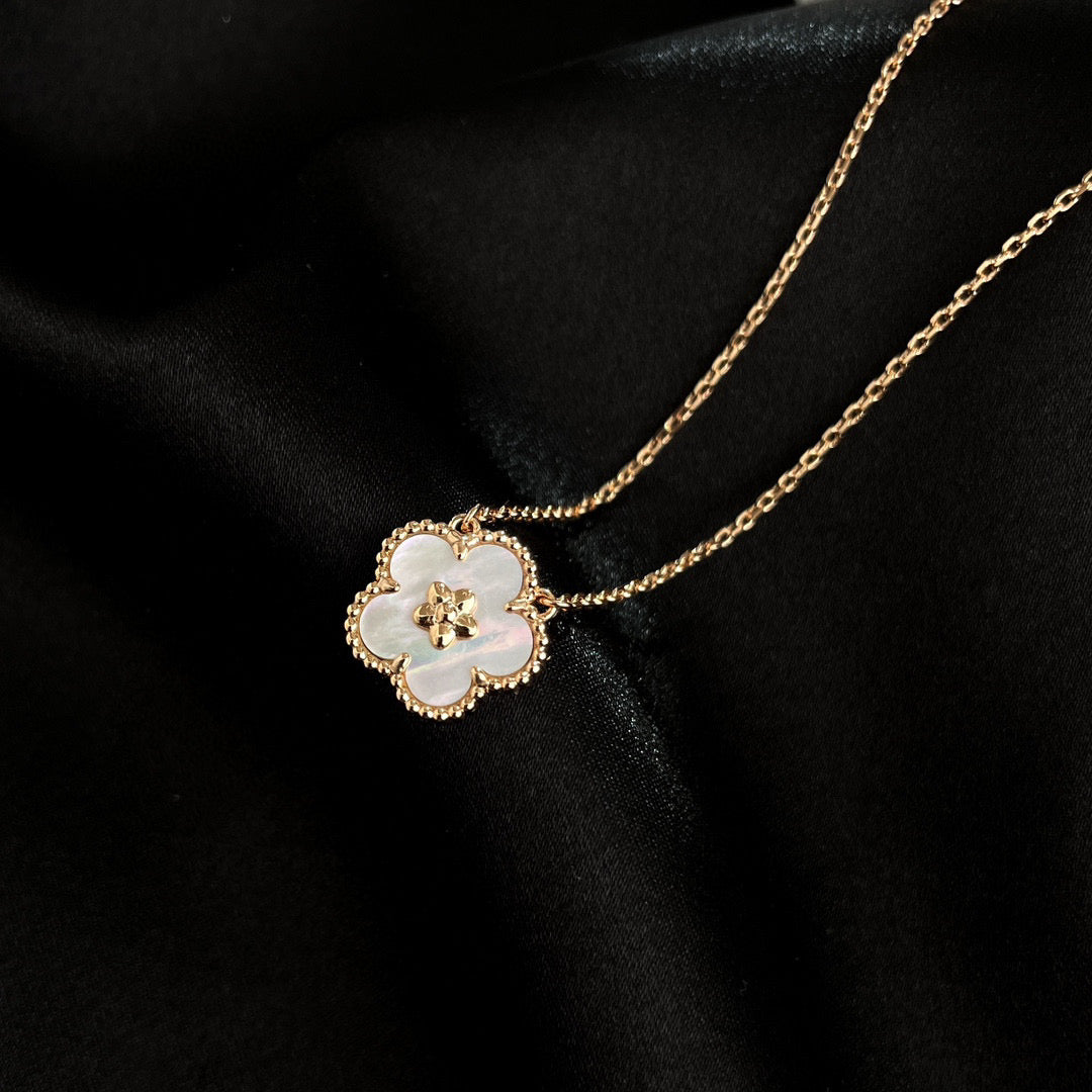 [Vintora]LUCKY  WHITE MOP  PLUM BLOSSOM NECKLACE