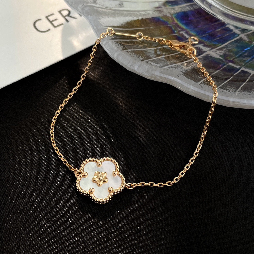 [Vintora]LUCKY WHITE MOP PLUM BLOSSOM  BRACELET