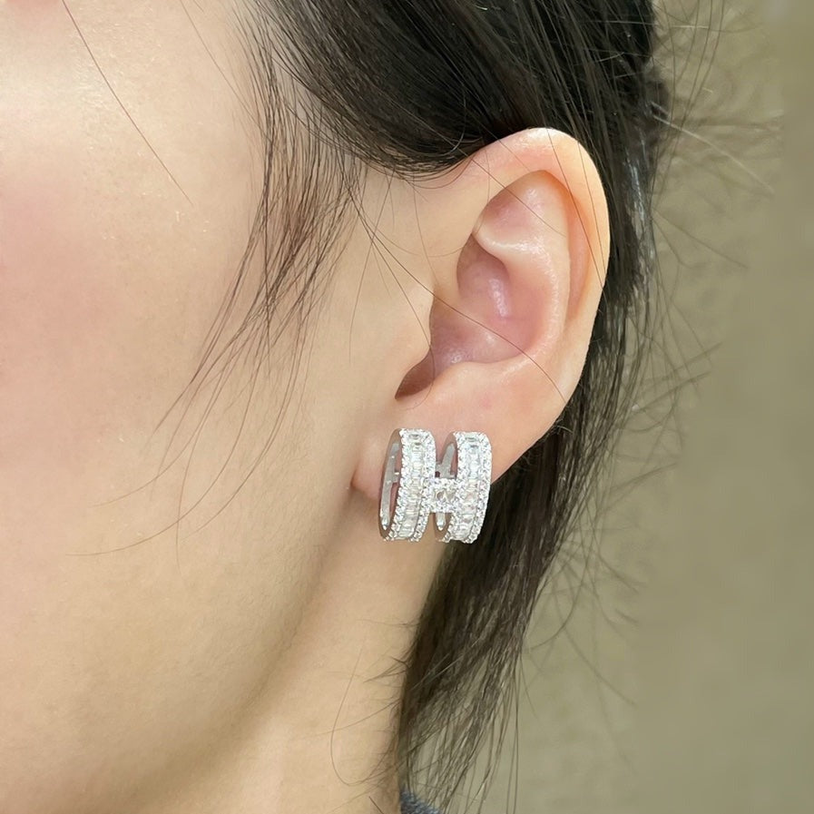 [Vintora]H STUD EARRINGS WITH SILVER DIAMONDS