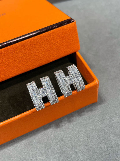 [Vintora]H STUD EARRINGS WITH SILVER DIAMONDS