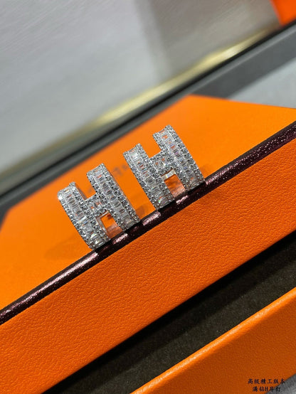 [Vintora]H STUD EARRINGS WITH SILVER DIAMONDS