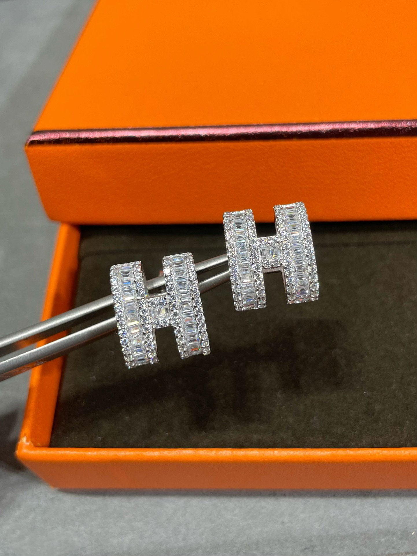 [Vintora]H STUD EARRINGS WITH SILVER DIAMONDS