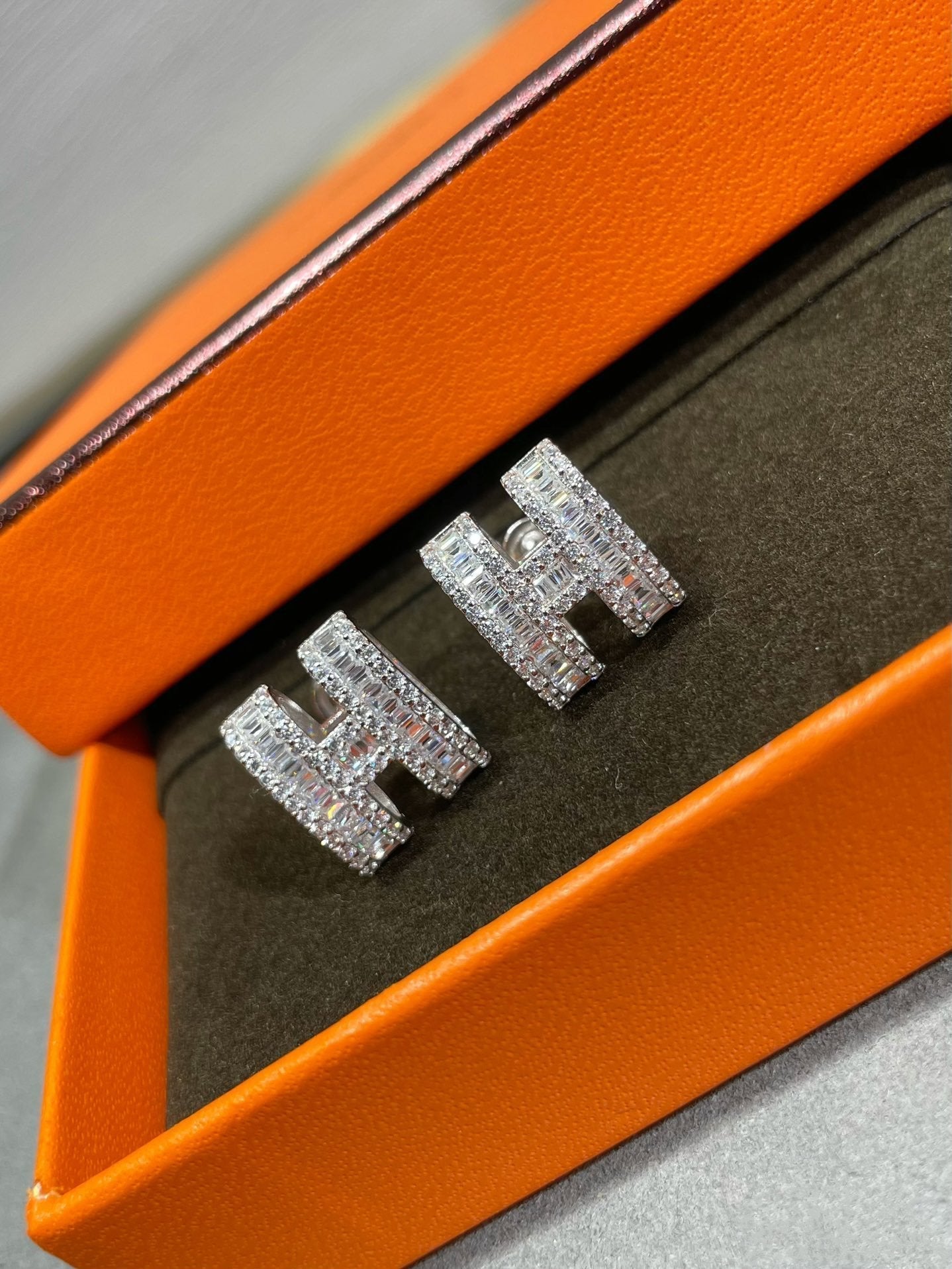 [Vintora]H STUD EARRINGS WITH SILVER DIAMONDS