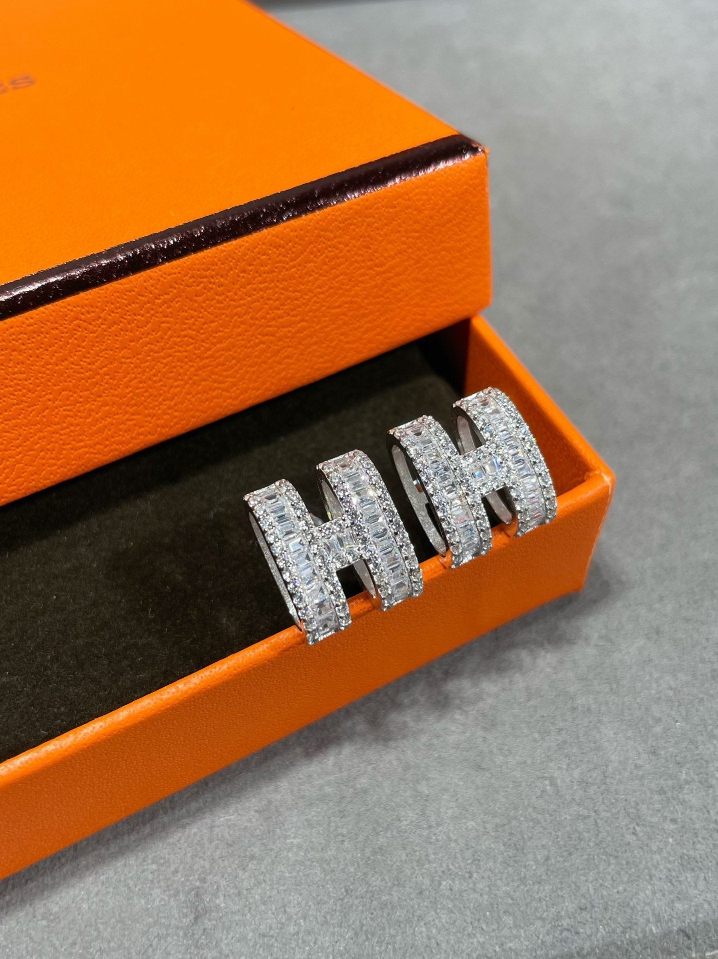 [Vintora]H STUD EARRINGS WITH SILVER DIAMONDS